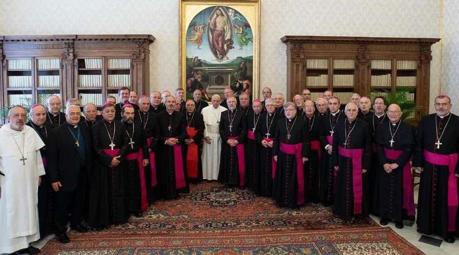 Papa Francisco alienta a obispos argentinos a acompañar especialmente a jóvenes y pobres