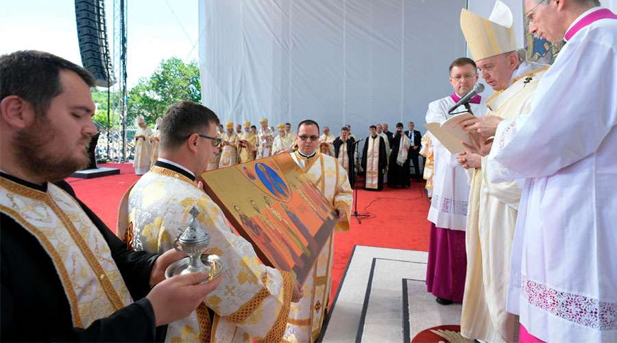 El Papa advierte del peligro de ideologías que buscan eliminar las tradiciones religiosas