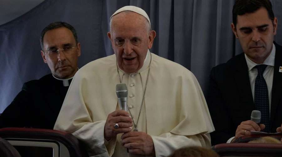 Rueda de prensa del Papa Francisco en el vuelo de regreso de Rumanía