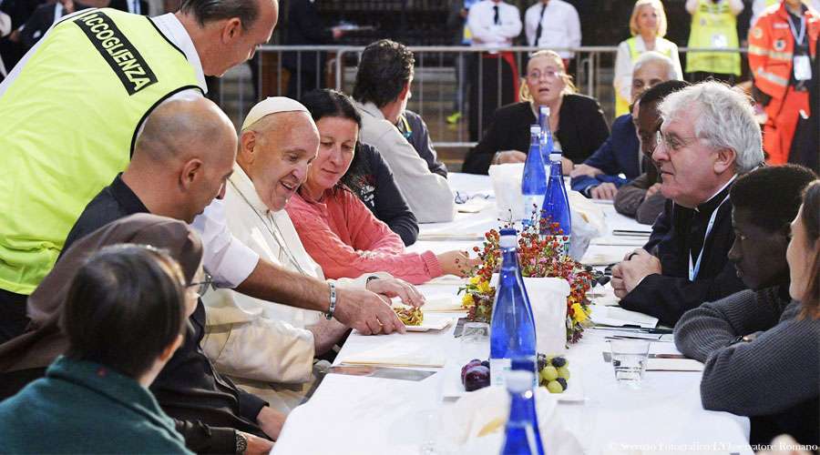 Papa Francisco: El pobre nunca encontrará a Dios indiferente, Él hace justicia y no olvida