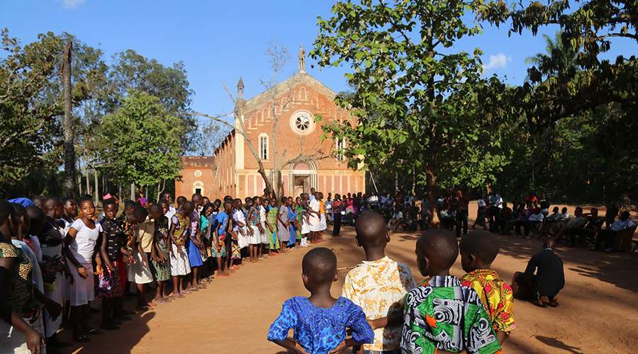 Sudán del Sur: Sacerdotes españoles reconstruyen iglesia mariana en zona devastada por la guerra