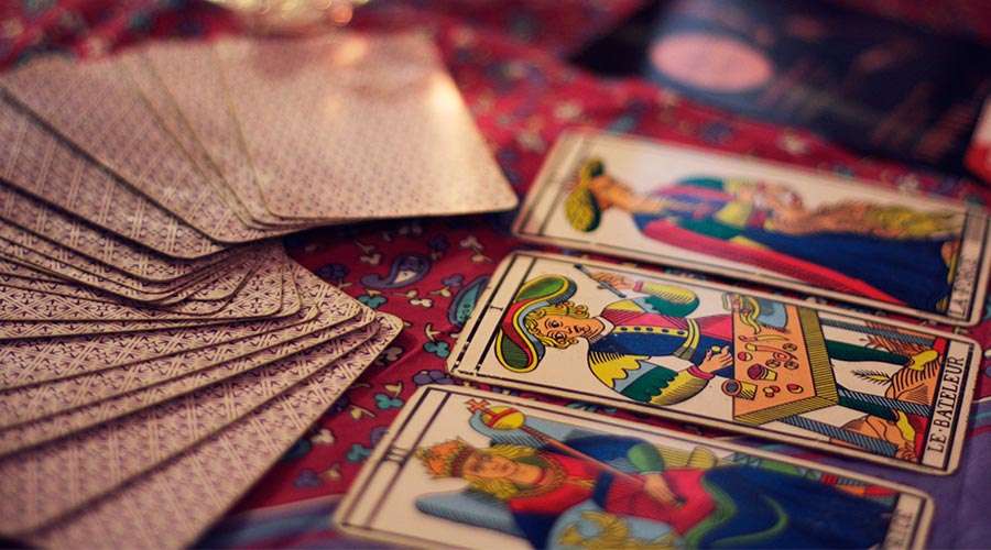 Científico explica 3 razones por las que algunos creen en el tarot y la ouija