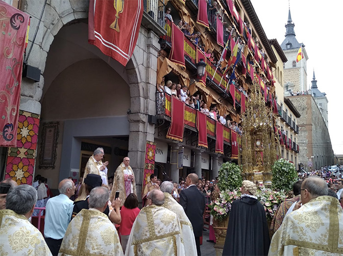 Celebran impresionante procesión del Corpus Christi en España