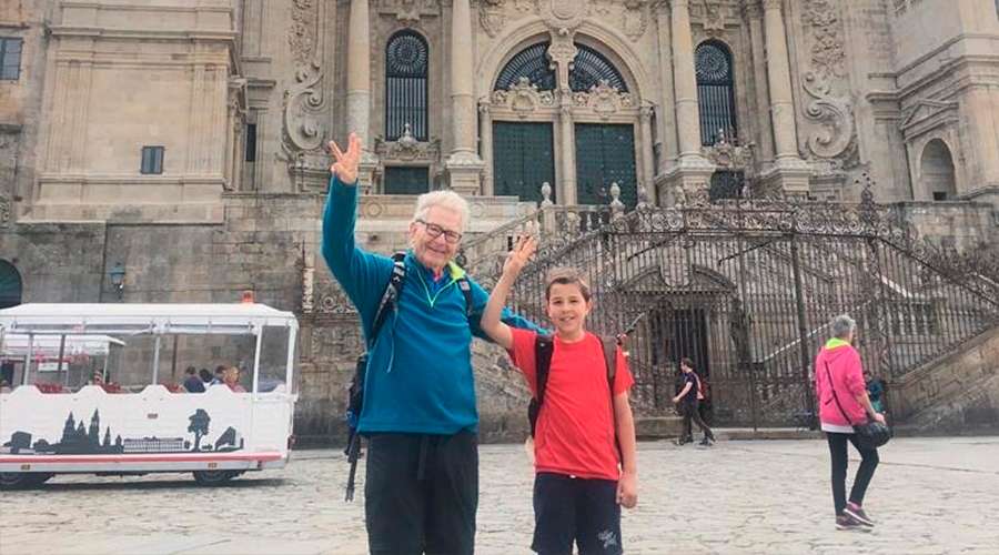 Abuelo y nieto comparten en Instagram sus 3 peregrinaciones al Camino de Santiago