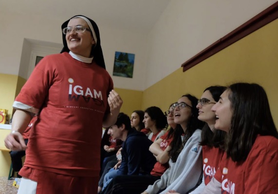 Jóvenes y monjas que salen a evangelizar con la Adoración eucarística: testimoniar Su presencia