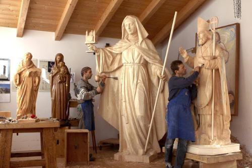 Serie de fotografías muestran la belleza del trabajo en un taller de talla en madera para arte sacro