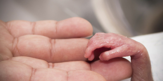 La emotiva historia de la bebé que nació viva tras un “aborto legal”