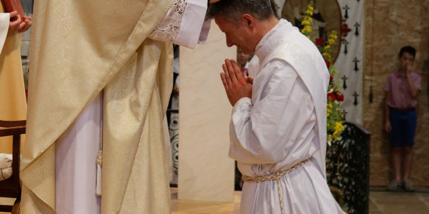 De ser barítono a convertirse en sacerdote en Bretaña