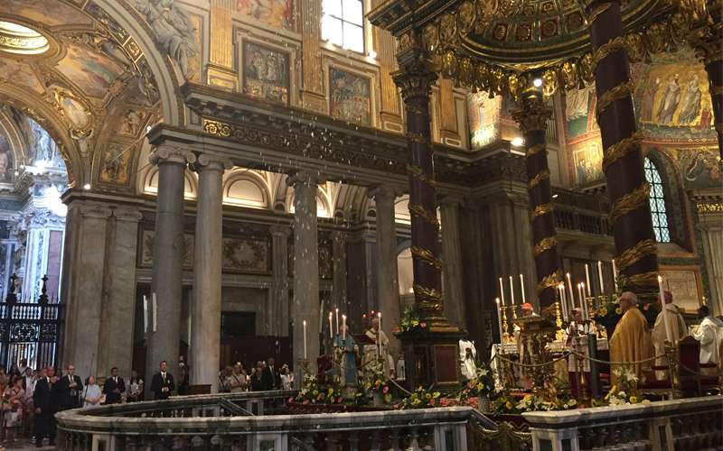 Así ocurrió el tradicional “milagro de la nieve” en la Basílica Santa María la Mayor