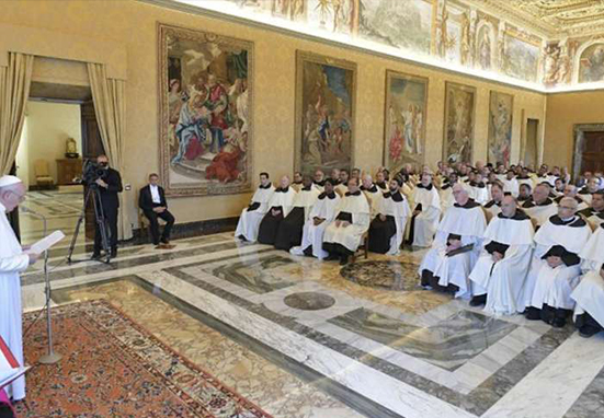 El Papa Francisco pide a los carmelitas ser maestros de oración y no caer en la mundanidad