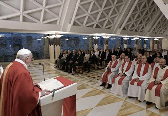 El Papa Francisco lamenta cuando los obispos se olvidan de los sacerdotes