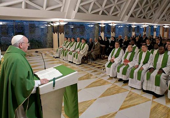 El Papa Francisco advierte que la tibieza espiritual transforma la vida en un “cementerio”