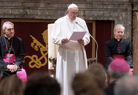 El Papa Francisco pide reflexionar en el rol de la mujer en la Iglesia