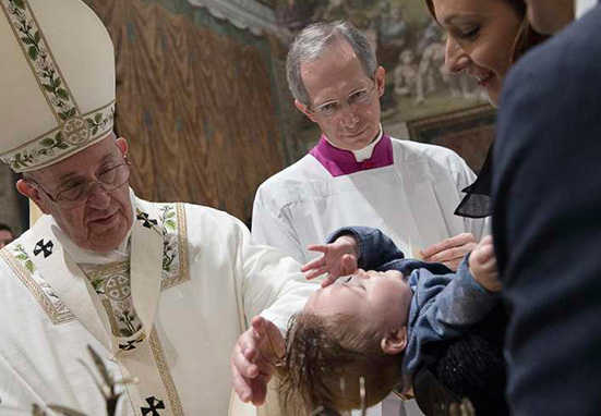 Papa Francisco invita a recordar la fecha de nuestro Bautismo y llevarla en el corazón