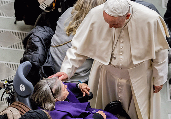 El Papa encomienda a la Virgen a todos los enfermos y sus familias