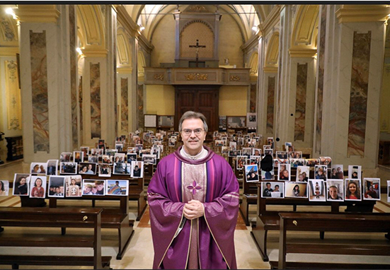 Sacerdote celebra Misa con selfies de parroquianos