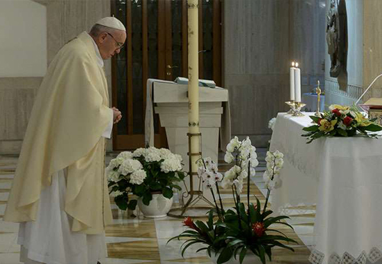 El Papa reza por las familias necesitadas víctimas de usureros durante el coronavirus