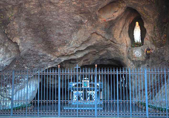 Así es la gruta de Lourdes del Vaticano donde el Papa rezará por el fin del coronavirus