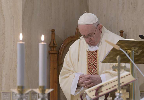 El Papa bendice a artistas porque “sin la belleza no se puede entender el Evangelio”