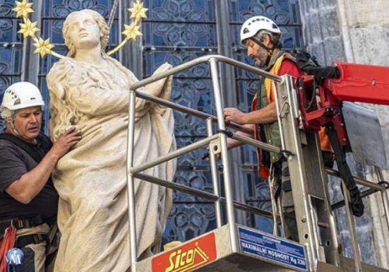 Levantan réplica de estatua de la Virgen María destruida hace más de 100 años