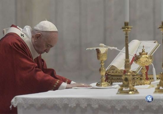 El Papa lamenta que en muchas familias cristianas no se enseñe la Biblia