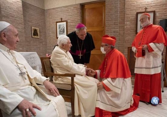 Papa Francisco y nuevos cardenales visitan a Benedicto XVI