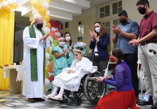 Niña a la espera de un trasplante cumple sueño de recibir su Primera Comunión