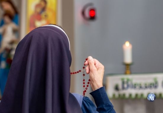 Religiosa recorre aldeas en moto para ayudar a embarazadas a dar a luz