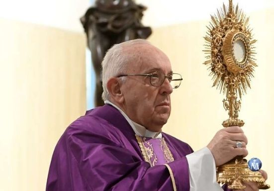 Papa Francisco exhorta a dedicar tiempo a la adoración