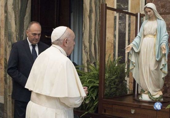 Papa Francisco bendice imagen de la Virgen de la Medalla Milagrosa