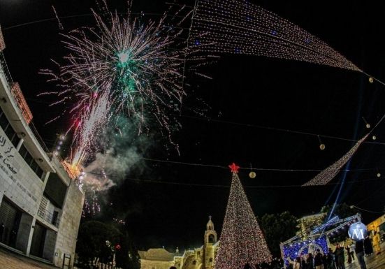 Encienden el Árbol de Navidad en la tierra en la que nació Jesús