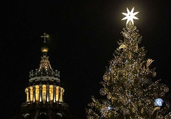 Vaticano: Árbol de Navidad del 2020 tiene adornos hechos a mano por personas sin hogar