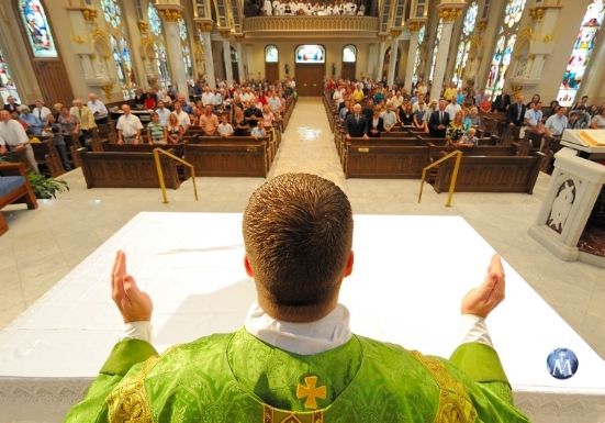 10 propuestas del cardenal Sarah para mejorar la proclamación de las lecturas y el Evangelio en misa