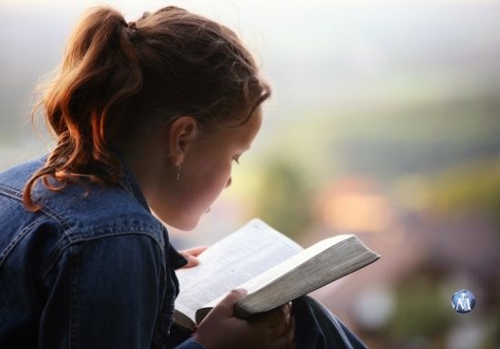 La política provida que rescató una Biblia que abortistas intentaron quemar