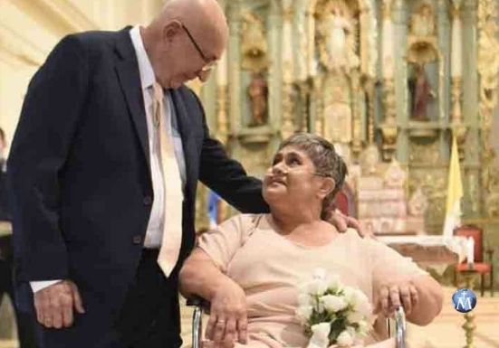 Esposos renuevan 45 años de matrimonio tras superar el COVID-19