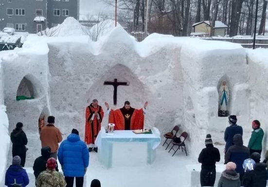 Celebran Misa en una capilla hecha de hielo