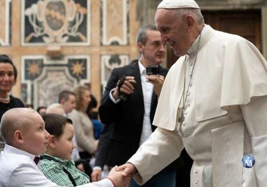 Papa Francisco reza por los niños enfermos con cáncer