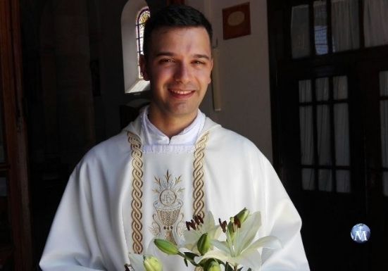 El joven que creció junto a Medjugorje y ahora es franciscano allí: «Para mí significa impartir la gracia de Dios a los demás»