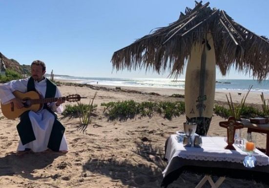 Confidencias de un sacerdote conocido como “el cura surfero