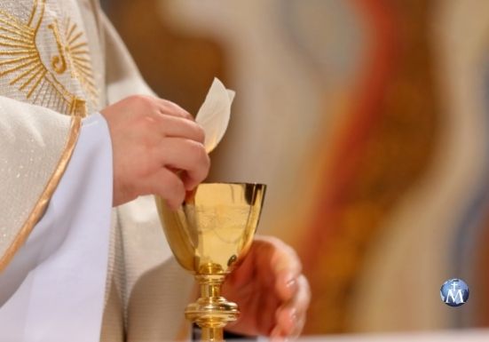 ¿Por qué los sacerdotes ponen un trozo de hostia en el cáliz?