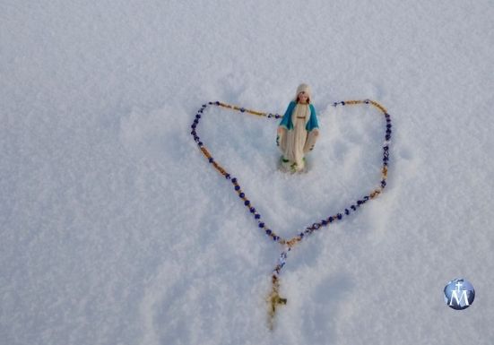 Un joven católico de 24 años alcanza la cima del Everest y coloca allí un Rosario y una estatuilla de la Virgen