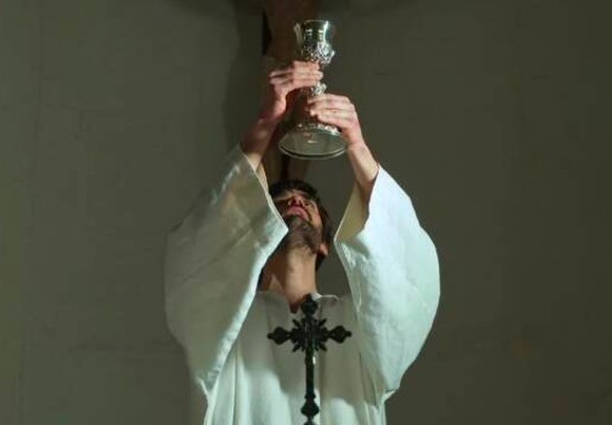 «La Iglesia que más brilla es la que arde… de amor», un homenaje a la entrega diaria de los sacerdotes