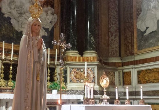 “Arrodillados ante la Eucaristía para invocar la paz” en el día de la Exaltación de la Cruz